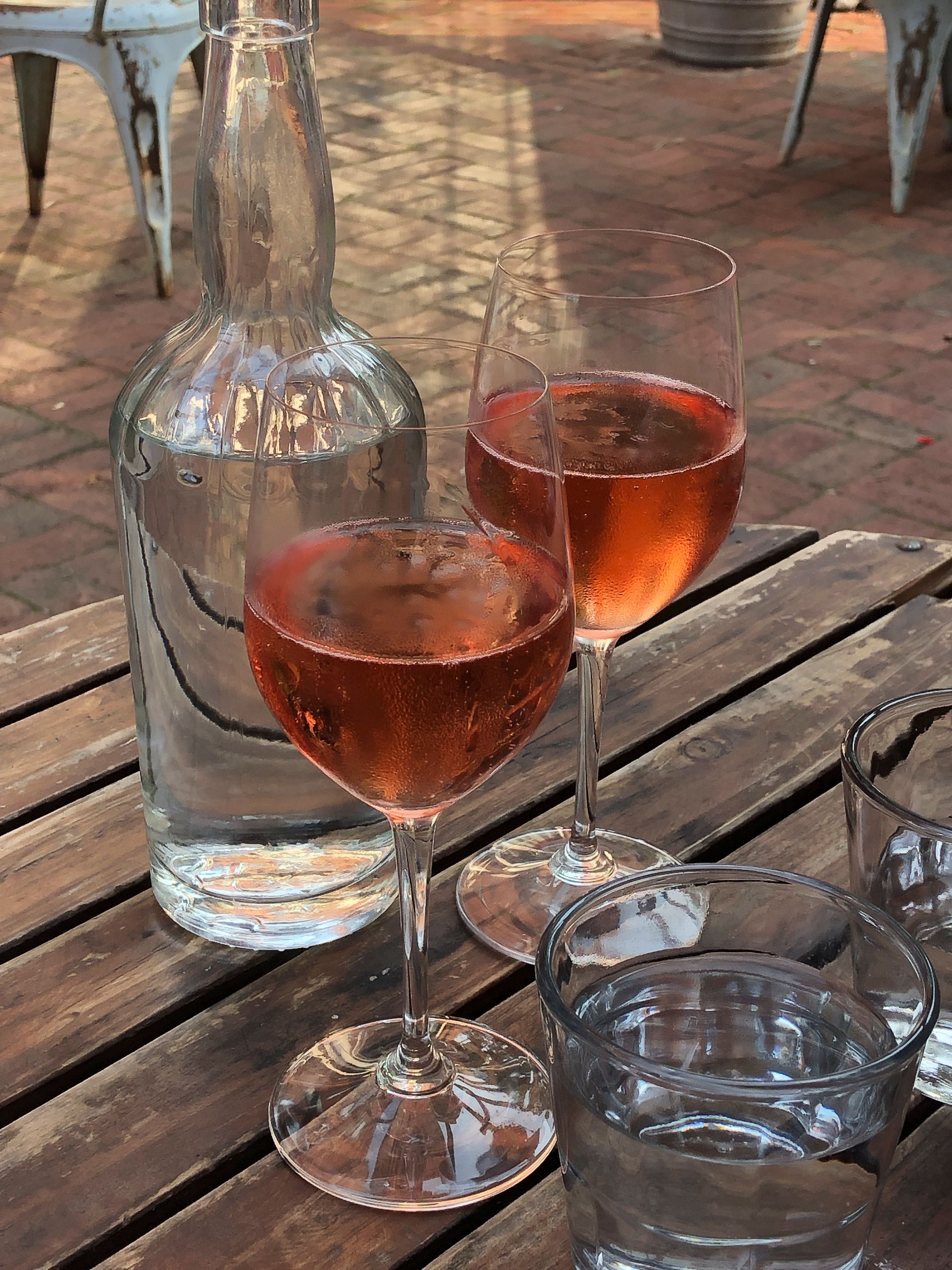 Verres de rosé en terrasse